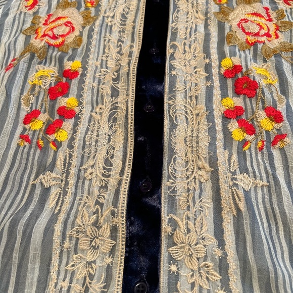 Sheer rose embroidery by Andree by Unit - Picture 3 of 5